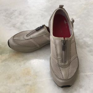 Easy Spirit Top Zip Walkers